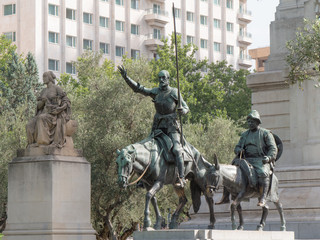 Naklejka premium Bronzestatuen von Don Quijote und Sancho Pansa am Plaza de Espana in Madrid