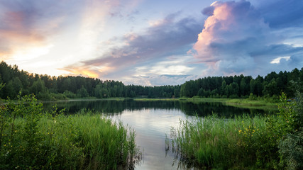 летний пейзаж на пруду вечером на закате, Россия, Урал  