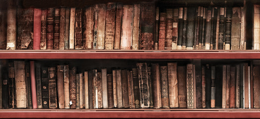 Alte Bücher im Bücherregal