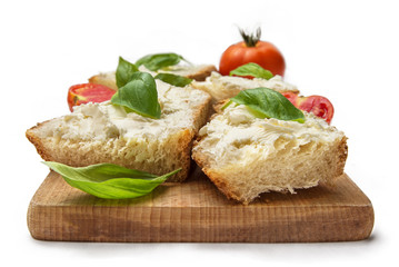 Bruschette con crema di formaggio, pomodoro e basilico