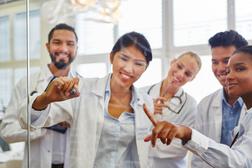 Studenten im Medizinstudium lernen zusammen
