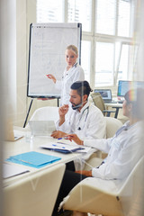 Fototapeta premium Ärzte hören einer Referentin zu