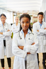 Afrikanische Ärztin im Medizinstudium