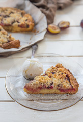 Cake with plums and crumble
 