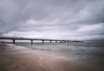 Wind,Wolken und Regen an der Seebrücke