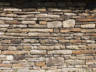 Eine schöne Bruchsteinmauer von einer Scheune