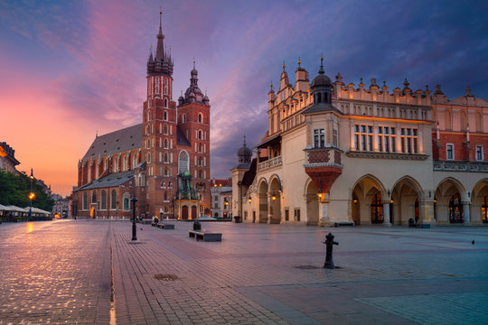 Fototapeta Kraków Obraz starego miasta Kraków, Polska podczas wschodu słońca.