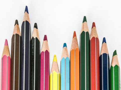 Colored pencils to draw lines of many colors