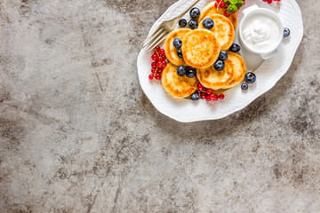 Cottage cheese fritters, pancakes with berries