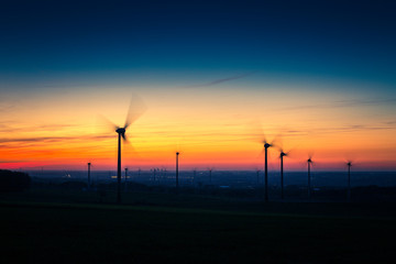 Fototapeta na wymiar Windräder im Sonnenuntergang auf der Haar
