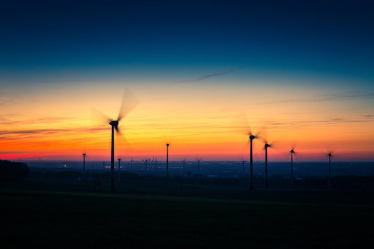 Windr&auml;der im Sonnenuntergang auf der Haar