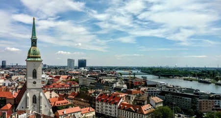 Fototapeta na wymiar Vue sur les hauteurs de Bratislava et le Danube