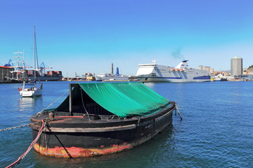 Fototapeta na wymiar Genua, Hafen