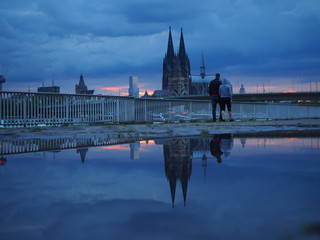 Päärchen bei Sonnenuntergang am Kölner Dom