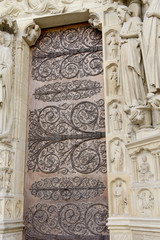 notre dam de paris door details