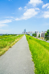 Fototapeta na wymiar 大阪・淀川の堤防から見る風景