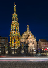 Obraz premium Neuremberg Church at night with traffic light , long shutter speed