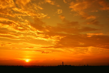 雨上がりの夕景と東京の街並み