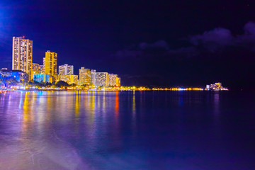 Obraz premium ハワイ ワイキキビーチの夜景