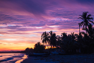 Obraz na płótnie Canvas Amanecer magico en playa del caribe colombiano.