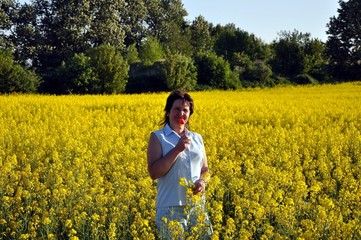 Frau im Rapsfeld
