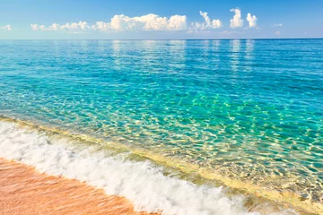 Foto auf Acrylglas Meer / Ozean Meerblick vom tropischen Strand mit sonnigem Himmel. Sommerparadiesstrand. Tropisches Ufer. Tropisches Meer. Exotischer Sommerstrand mit Wolken am Horizont. Ocean Beach entspannen, Outdoor-Reisen
