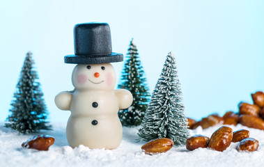 Marzipanschneemann mit gebrannte Mandel und Tannenbaum