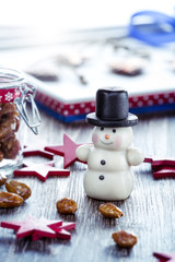 Marzipanschneemann mit gebrannten Mandeln und rote Holzsterne