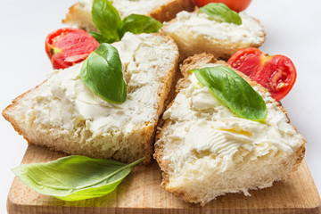 Bruschette con crema di formaggio, pomodoro e basilico