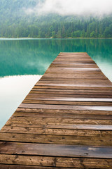 Obraz premium Pier aus Holz am See mit Nebel