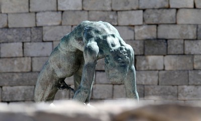 le village de Lacoste en Provence dans le Vaucluse et les ruines du château du marquis de Sade