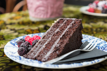 Tort czekoladowy na talerzyku z owocami leśnymi - obrazy, fototapety, plakaty