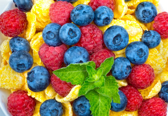 Fototapeta na wymiar breakfast of cornflakes and berries, Berry