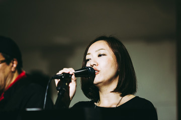 ステージで歌う女性歌手