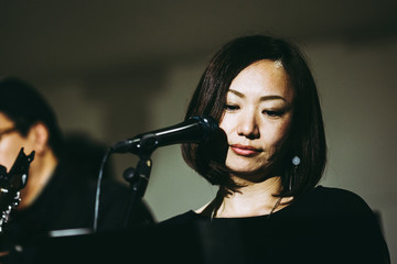 ステージで歌う女性歌手