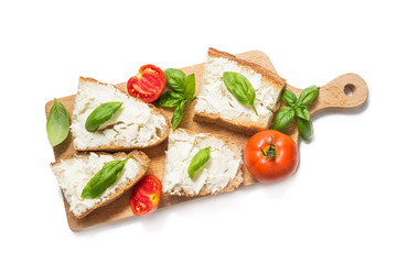 Bruschette con crema di formaggio, pomodoro e basilico