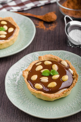 Chocolate tartalets with nuts