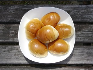 公園ベンチとロールパン