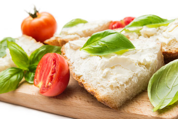Fototapeta na wymiar Bruschette con crema di formaggio, pomodoro e basilico