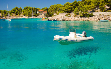 Łódka w zatoce na wyspie Brać, Chorwacja
