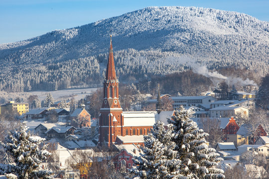 Winteransicht der Stadt Zwiesel im Bayerischen Wald mit dem Grossen Falkenstein