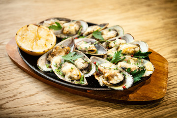 Baked mussels with cheese