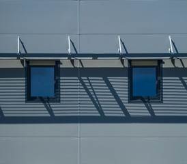 Moderne Fassade aus Blech und Fenster mit Gitterrost zum Sonnenschutz im Außenraum - Modern...