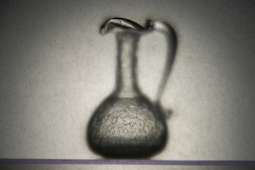 Künstlerische Aufnahme einer durchsichtigen Vase mit Craquelé