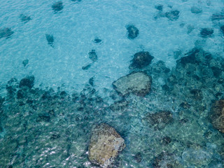 Obraz na płótnie Canvas Vista aerea di scogli sul mare. Panoramica del fondo marino visto dall’alto, acqua trasparente