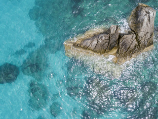 Vista aerea di scogli sul mare. Panoramica del fondo marino visto dall’alto, acqua trasparente