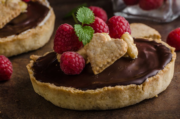 Chocolate tartalets with nuts