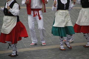 Danzas vascas en un festival callejero