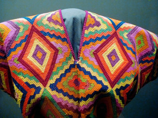 peruanisches Muster auf einem traditionellem Poncho