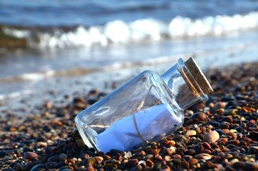 list w butelce na plaży